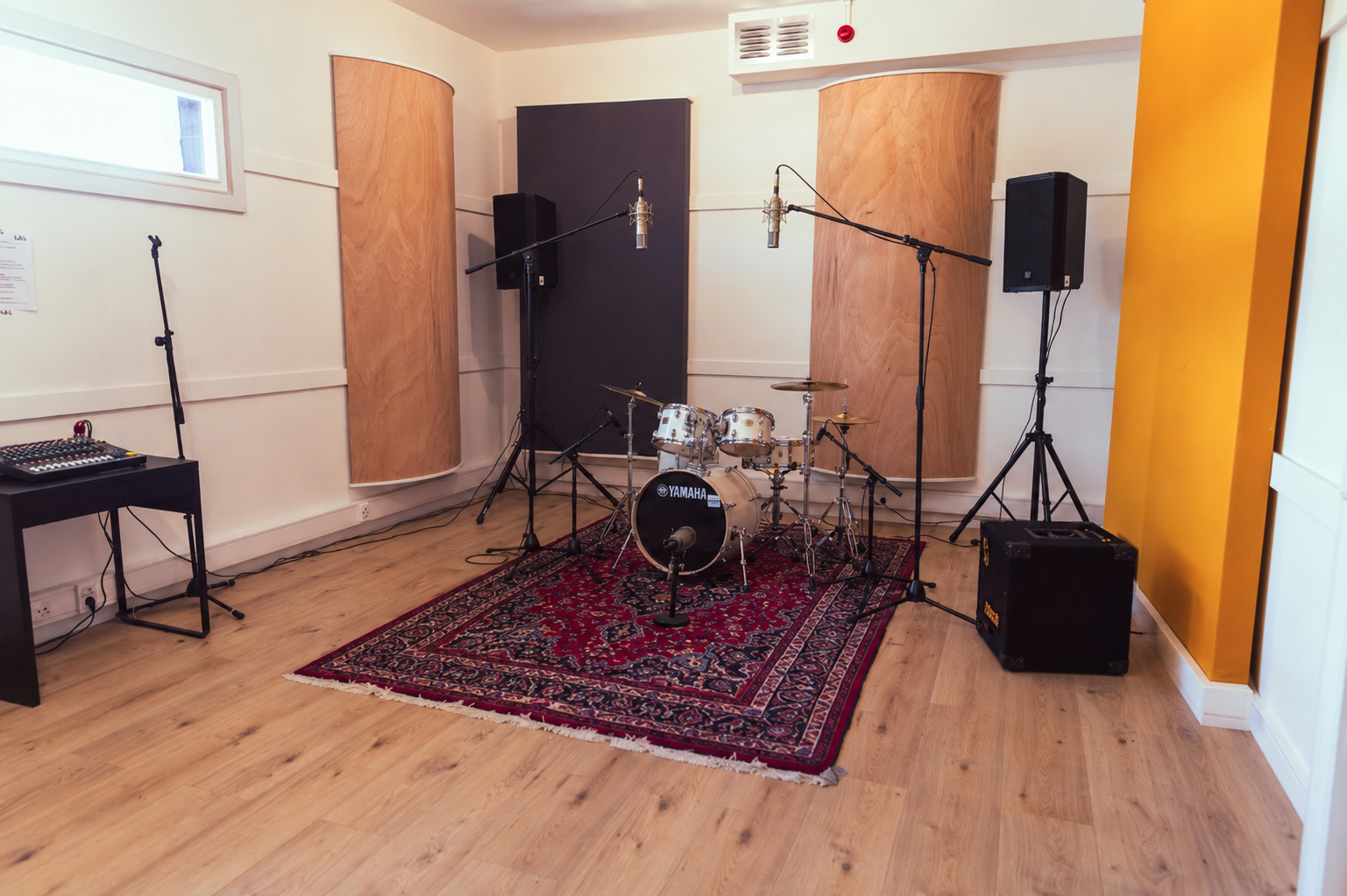 De opnameruimte met drumstel en microfoons, klaar voor band opnames