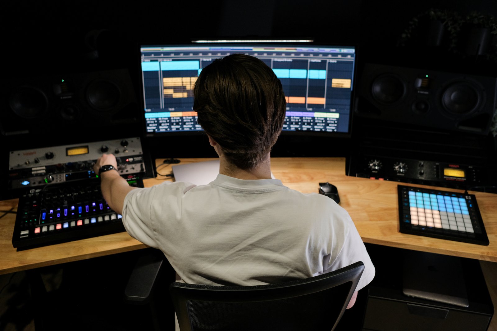 Producer aan het werk tijdens een sessie